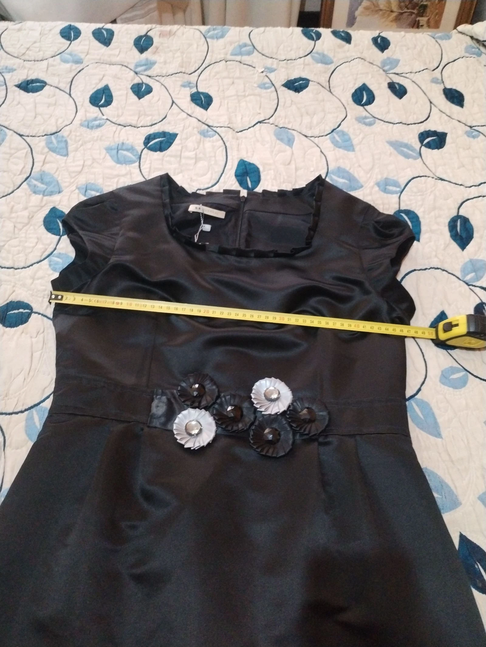 Un vestido de fiesta en negro con un toque en la cintura de flores y piedras – photo 10